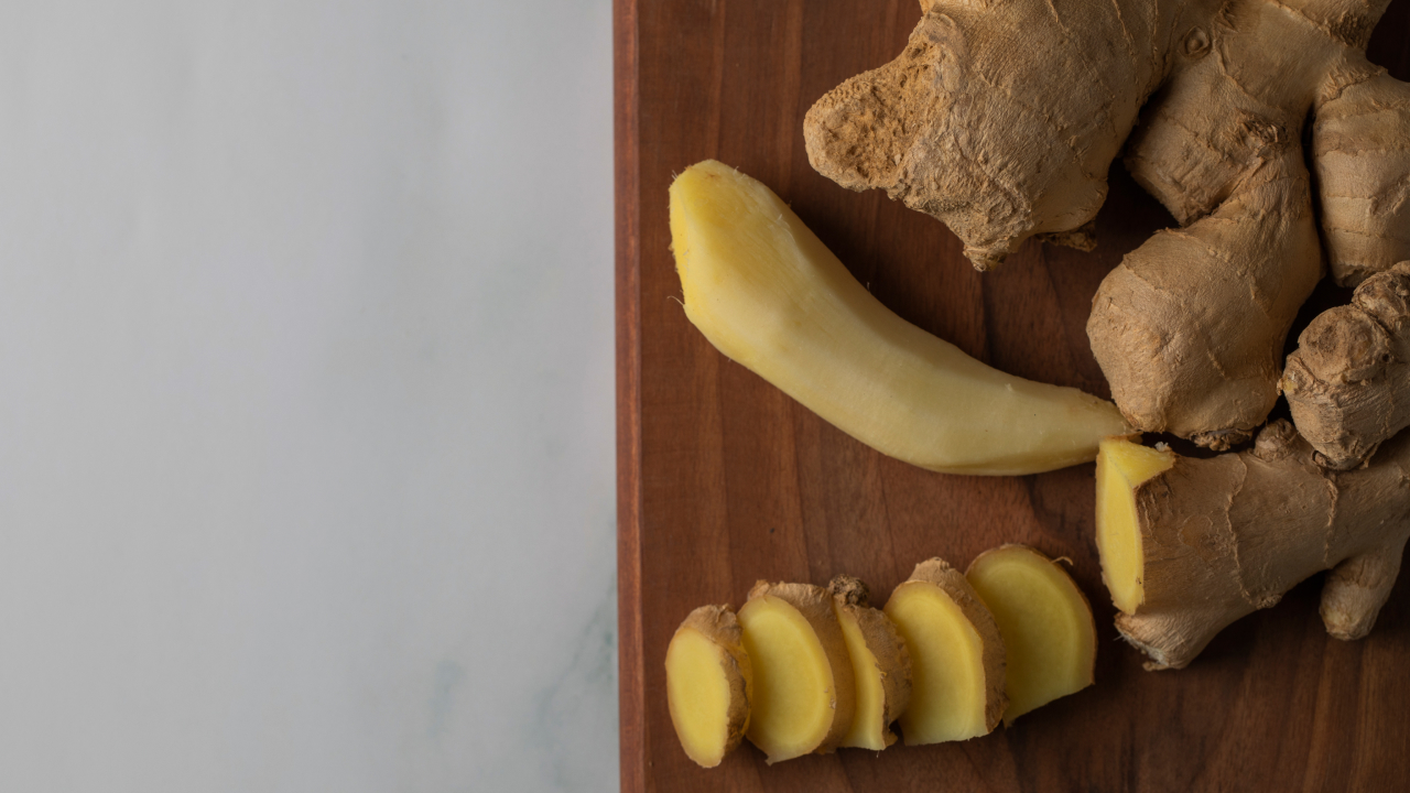 Sliced and peeled ginger